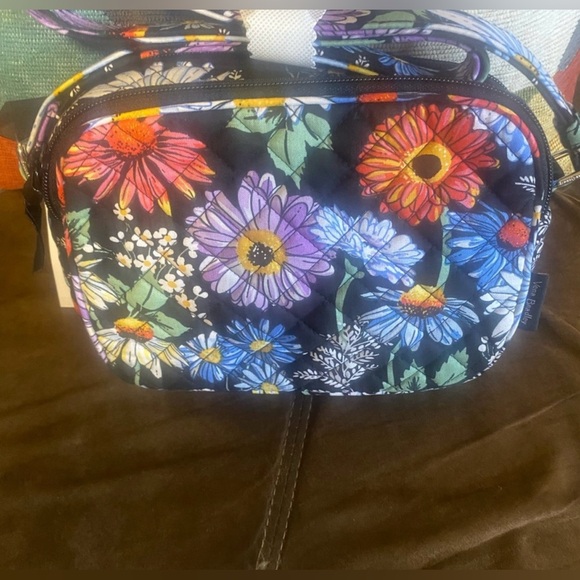 Vera Bradley Evie Crossbody “Daisies”. NWT - Picture 1 of 6